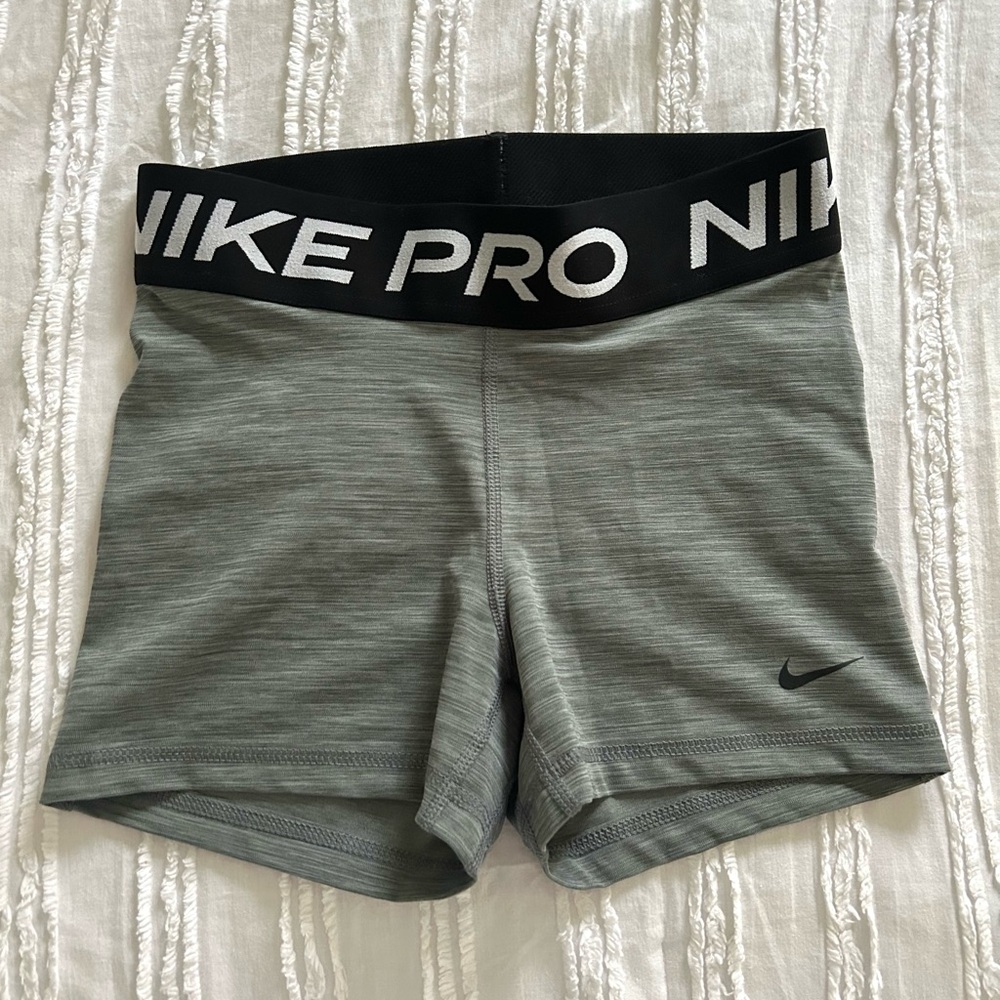 ✨NWOT✨ Grey Women’s Nike Pros